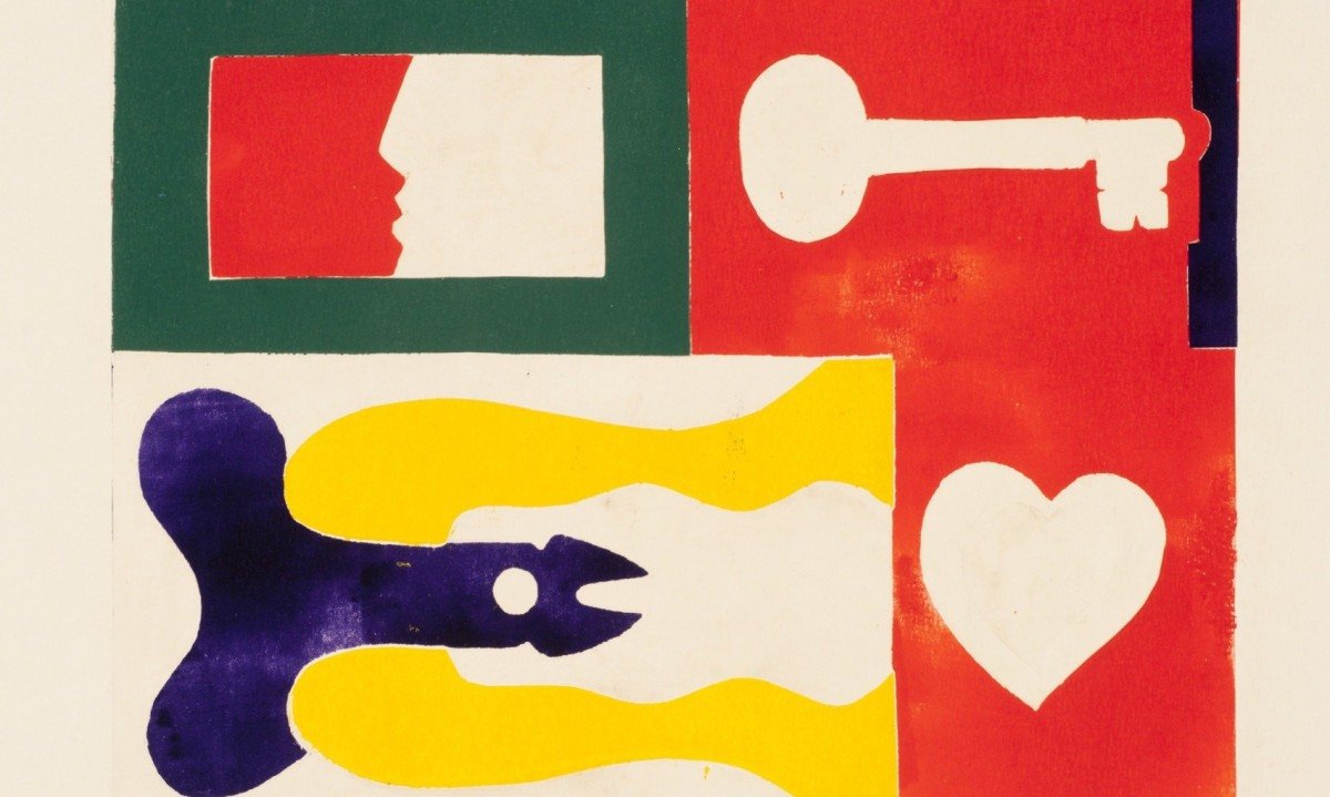 Serigrafia de Teresinha Soares em vermelho, branco, verde, preto e amarelo traz figuras de cora&ccedil;&atilde;o chave e imagem que remete ao p&ecirc;nis e ao &uacute;tero