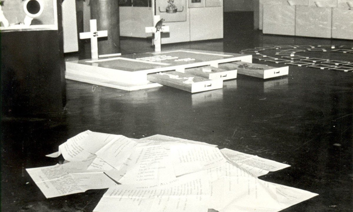 Instala&ccedil;&atilde;o 'T&uacute;mulos' em exposi&ccedil;&atilde;o de Teresinha Soares no Rio de Janeiro, na d&eacute;cada de 1970