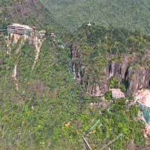 Passeio de trem a 1.200 metros de altitude impressiona turistas na China - Reprodução do Youtube Canal Travel East