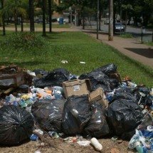 Com lixo espalhado e mato alto, Praça JK é um cenário de abandono - Leandro Couri/EM/D.A.Press