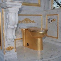 Artistas fazem 'homenagem' a Donald Trump com vaso sanitário dourado - Heather Diehl / GETTY IMAGES NORTH AMERICA / Getty Images via AFP