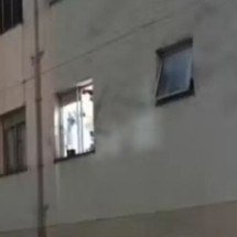 Mulher pula da janela de prédio com a filha para fugir do marido - Reprodução/Redes Sociais