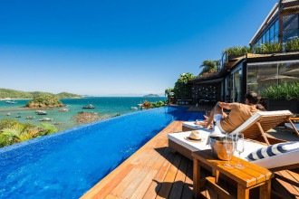 Piscina de borda infinita que parece desaguar no oceano, sem dúvidas um cartão de visitas do hotel Abracadabra, bem de frente para a Baía da Armação -  (crédito: Studio Cromo)