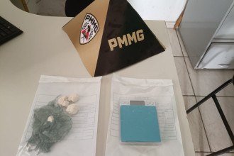 O pai, que está preso em Governador Valadares, enviou mensagem à filha solicitando que ela buscasse a droga e fornecesse aos usuários da cidade -  (crédito: PMMG)