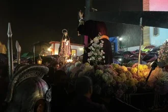Procissão na Praça Minas Gerais reúne fiéis em Mariana durante a Semana Santa, com o encontro das imagens de Jesus e Maria -  (crédito: Pedro Henrique Hudson/Prefeitura de Mariana/divulgação)