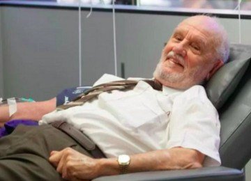 O australiano James Harrison entrou para a história por um gesto de solidariedade que virou uma marca na área médica. Ele se tornou um dos  mais notáveis doadores de sangue do mundo antes de  falecer aos 88 anos em fevereiro de 2025. -  (crédito: Divulgação/Australian Red Cross Lifeblood)