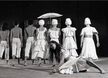 Izabel Costa (&agrave; frente) foi a protagonista de 'Maria Maria',  espet&aacute;culo do grupo corpo que estreou em 1&ordm; de abril de 1976, no Pal&aacute;cio das Artes -  (crédito: Acervo pessoal)