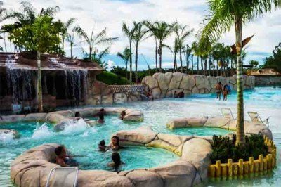 Muitas pessoas apreciam lugares com piscinas ou cachoeiras para um banho relaxante. E existem locais onde a atração é a água quente. Seja ao ar livre , junto à natureza, ou em resorts e hotéis que oferecem piscinas aquecidas, veja algumas opções bem cotadas.  -  (crédito: Atrações turísticas para banhos de água quente - Pablo Regino/MTur)