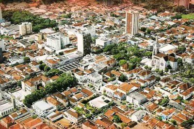 Localizada no interior de São Paulo, a cidade de Jaú, na região administrativa de Bauru, é conhecida como a “Capital Nacional do Calçado Feminino” por sua pujança na indústria calçadista. 
 -  (crédito: JoãoVictorM/Wikimédia Commons)