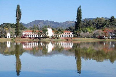 Além de causar bem-estar e refrescar, a água mineral traz inúmeros benefícios à saúde do consumidor. Ela contribui na prevenção de doenças, traz mais disposição e ajuda na sensação de saciedade. Mais que isso, também está presente nas chamadas termas, que valorizam as propriedades medicinais deste líquido. -  (crédito:  Divulgação)
