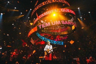 Gilberto Gil em performance durante a turn&ecirc; TEMPO REI, que inovou com um v&oacute;rtex de LED exibindo letras das can&ccedil;&otilde;es e reunindo milh&otilde;es de f&atilde;s. -  (crédito: @pridiabr)