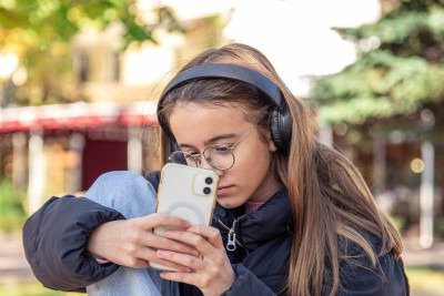 O uso indiscriminado de telas por adolescentes preocupa especialistas: excesso de tempo pode acarretar problemas ligados à leitura e ao vocabulário -  (crédito: Freepik)