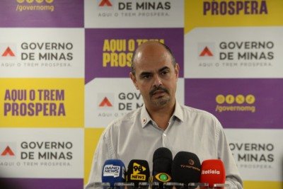 Sim&otilde;es comemorou o adicional de insalubridade de 10% que ser&aacute; pago aos Auxiliares de Servi&ccedil;os da Educa&ccedil;&atilde;o B&aacute;sica -  (crédito: T&uacute;lio Santos/EM/D.A Press)