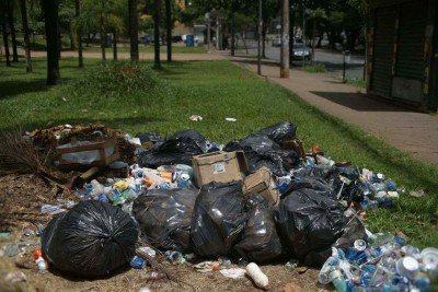 O acumulo de lixo ap&oacute;s eventos &eacute; um incomodo para os moradores que frequentam o local e convivem com toda a sujeira -  (crédito: Credito:Leandro Couri/EM/D.A.Press.Brasil.MG.Belo Horizonte )