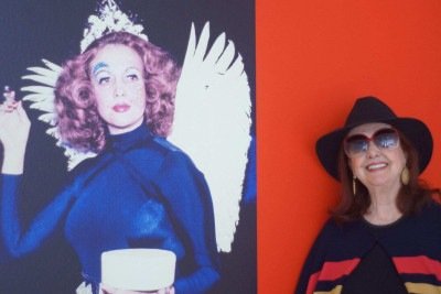 Teresinha Soares, aos 91 anos, na montagem da retrospectiva de sua obra no Palácio das Artes, em 2018. Artista está ao lado de sua foto na polêmica performance 'Ressurreição', apresentada em 1973, também no Palácio das Artes -  (crédito: Fred Bottrel/EM/D.A Press)