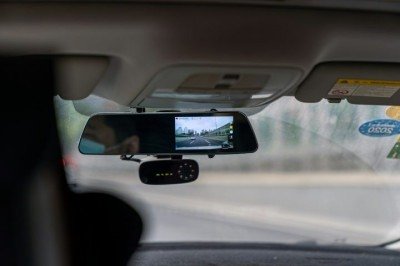 As dashcams, abreviação de dashboard cameras, são sistemas de monitoramento veicular, geralmente fixadas no para-brisa, que gravam áudio e vídeo em tempo real enquanto o automóvel está em movimento ou estacionado. -  (crédito: Xingye Jiang/Unsplash)