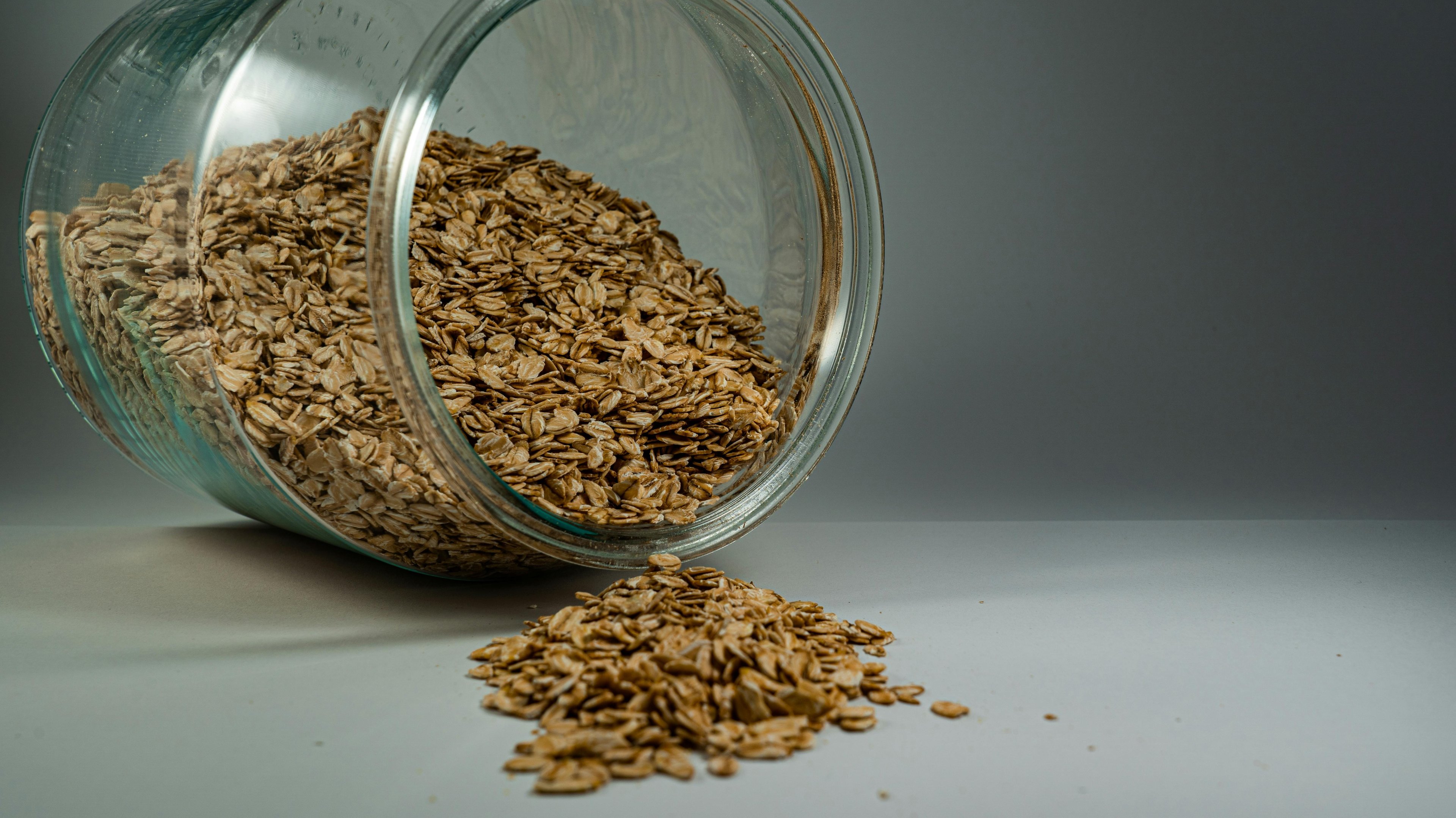 A aveia em flocos &eacute; um ingrediente vers&aacute;til para diversas receitas, oferecendo nutri&ccedil;&atilde;o e praticidade ao card&aacute;pio di&aacute;rio. -  (crédito: Pexels)