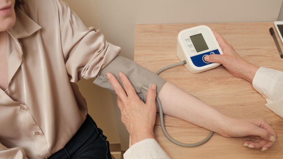 Aferir a press&atilde;o arterial &eacute; crucial para o controle da hipertens&atilde;o e a sa&uacute;de cardiovascular feminina, tema abordado na mat&eacute;ria. -  (crédito: Canva Creative Studio)
