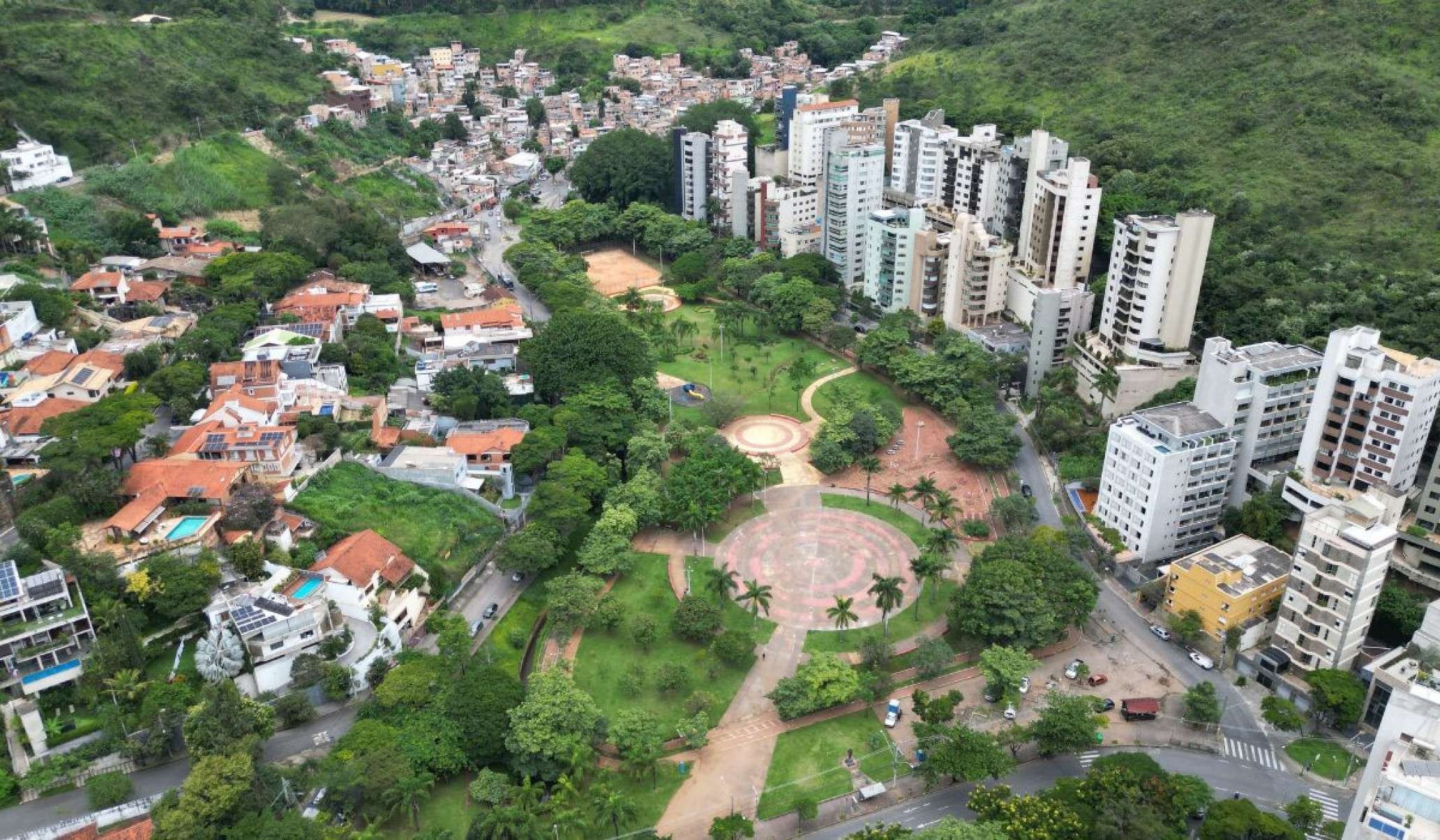 Vista panor&acirc;mica da Pra&ccedil;a JK, no Bairro Sion, Regi&atilde;o Centro-sul de BH