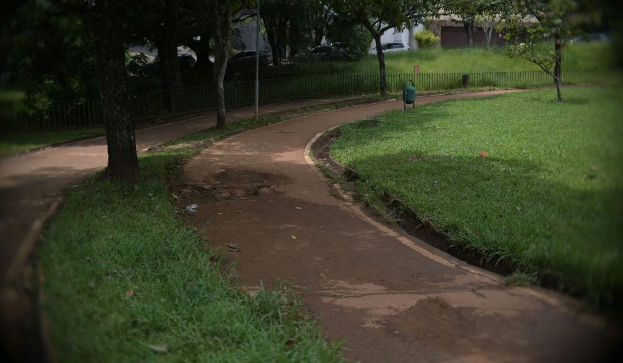 Pista de cooper necessita de manuten&ccedil;&atilde;o e mato alto precisa ser jardinado