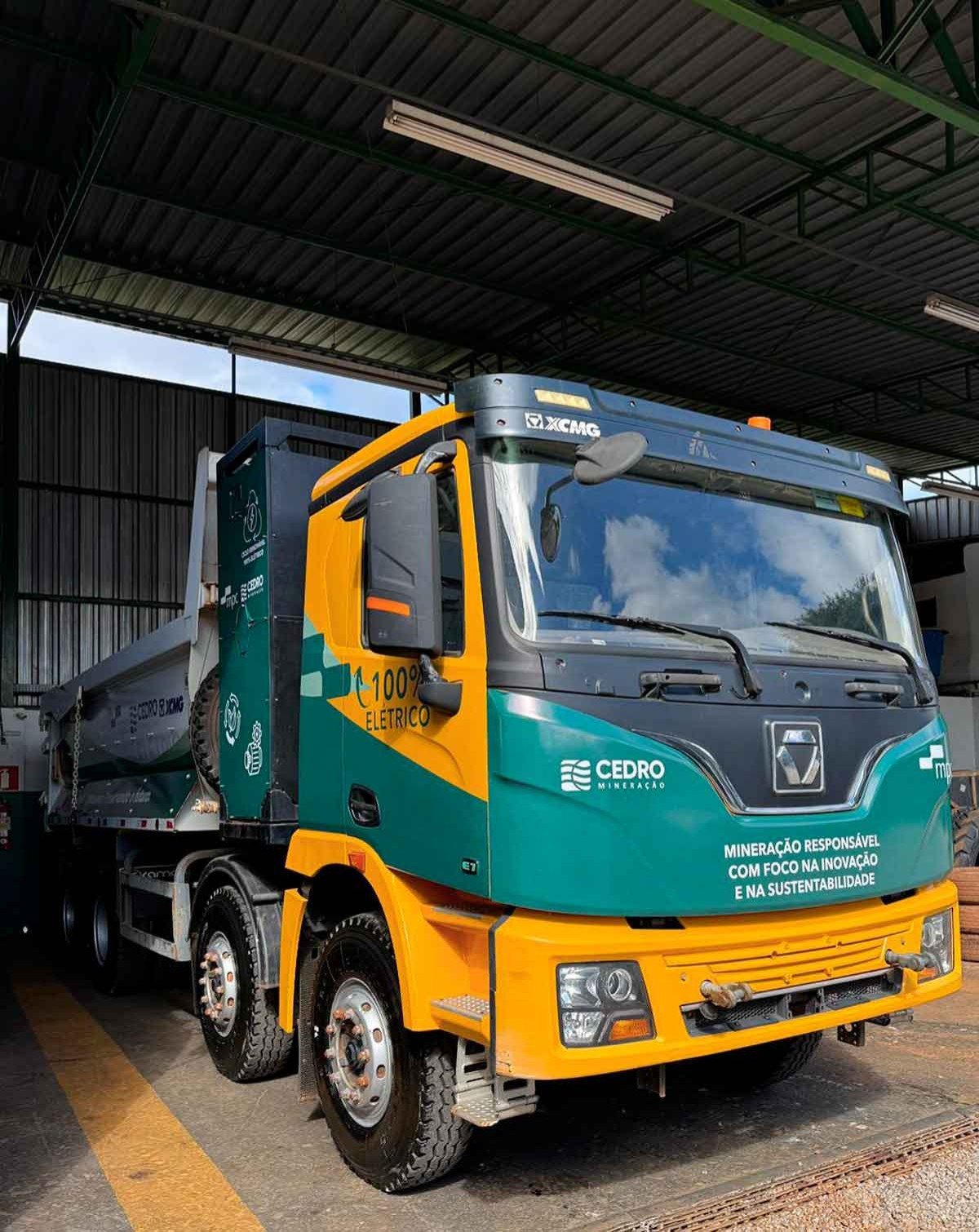 Caminh&atilde;o el&eacute;trico 8x4 da Cedro Minera&ccedil;&atilde;o em opera&ccedil;&atilde;o assistida na Mina do Gama, em Nova Lima