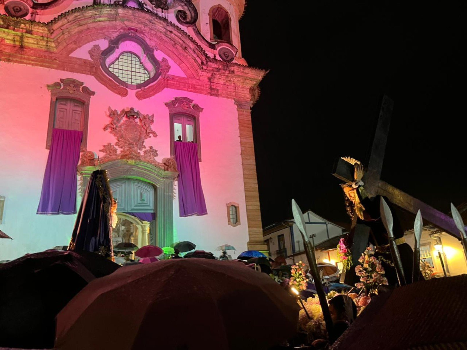 Fi&eacute;is acompanham o cortejo com a imagem de Nossa Senhora das Dores rumo &agrave; Catedral Bas&iacute;lica em Mariana