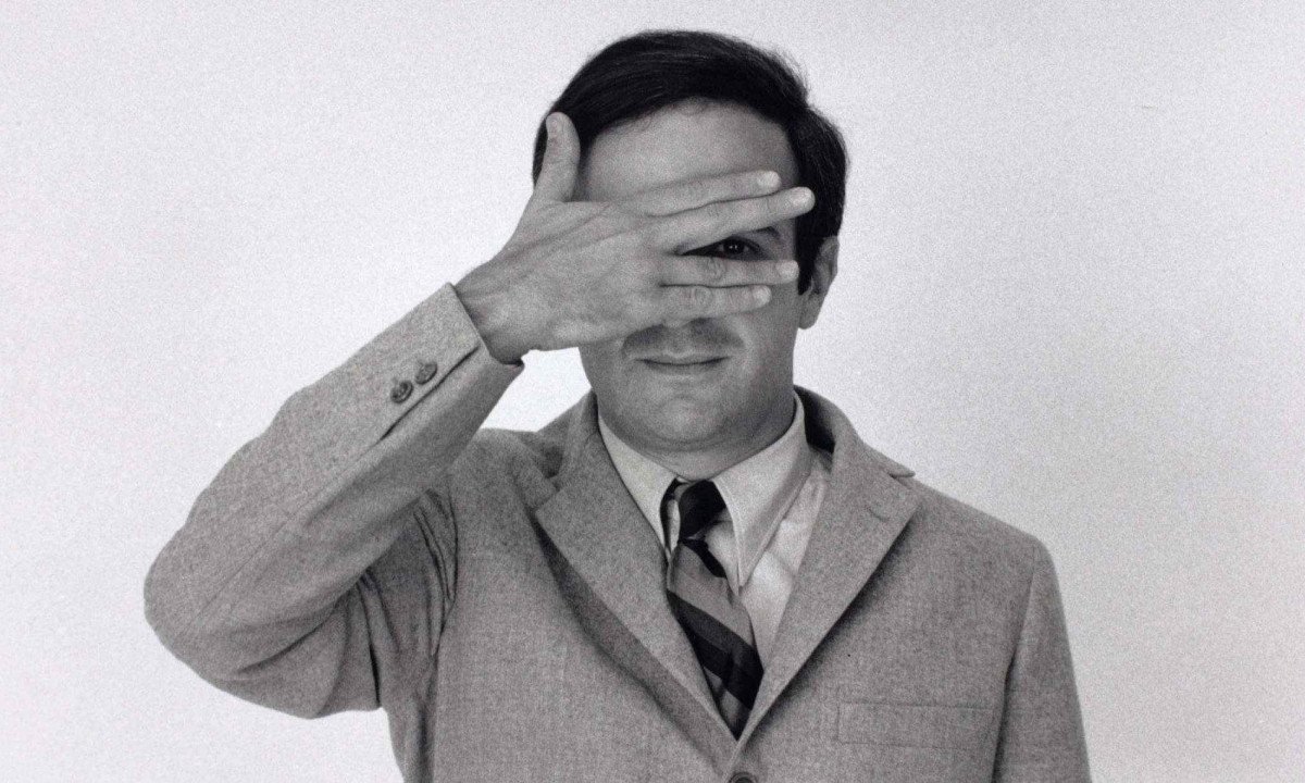 Cineasta Fran&ccedil;ois Truffaut est&aacute; de frente para a c&acirc;mera, mas tem a m&atilde;o direita sobre os olhos