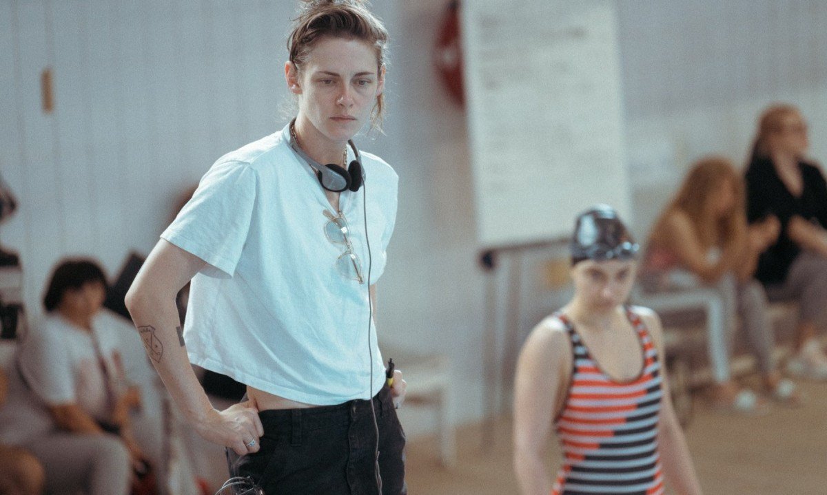 A atriz e diretora Kristen Stewart no set de 'A cronologia da &aacute;gua', ao lado da atriz principal do filme