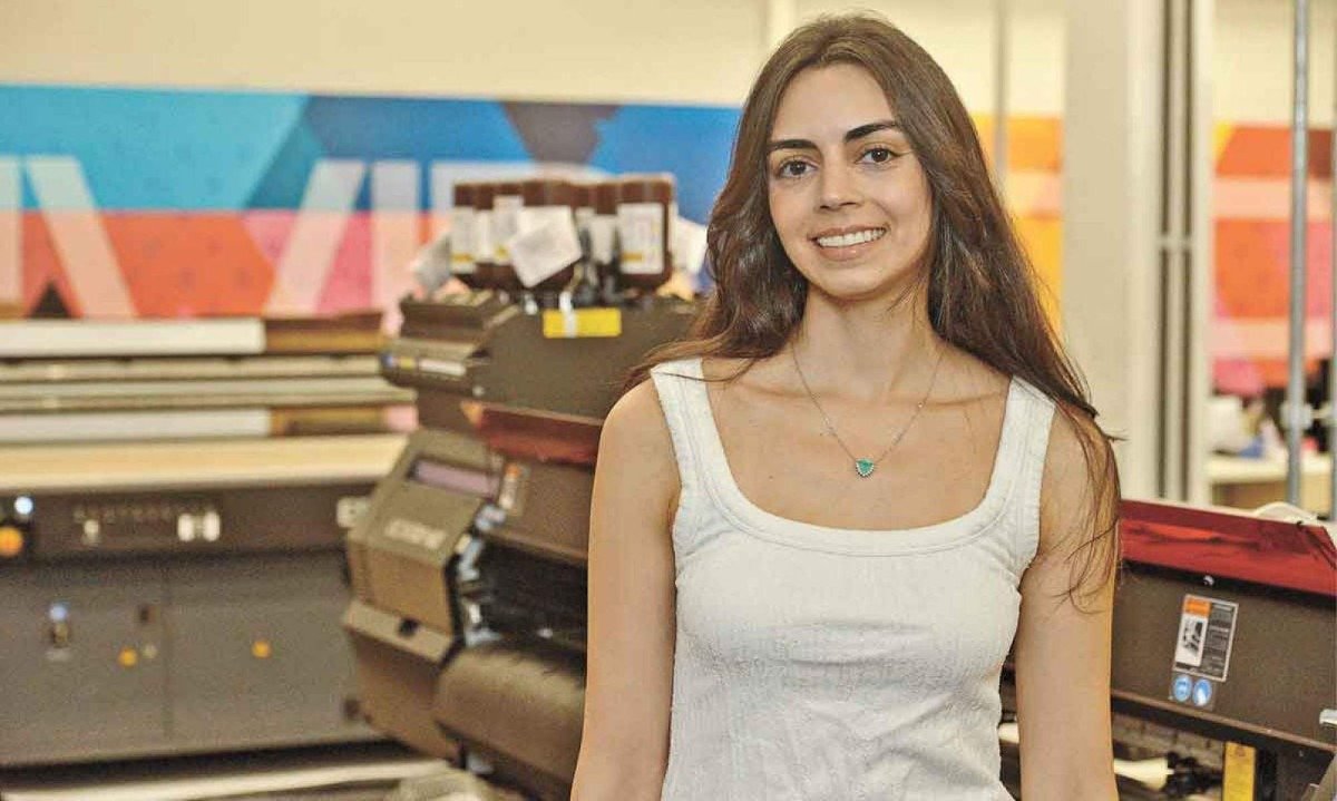 A jovem Carolina Leroy Sampaio &eacute; diretora na Hiper Graphic, em Lourdes