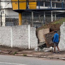 Motorista com suspeita de embriaguez bate em muro da PRF em Contagem - Edésio Ferreira/EM/D.A Press