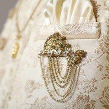 Elegantes ou bregas? Broches voltam à moda e ganham destaque nas passarelas - Vetrivel Viswanathar/Unsplash