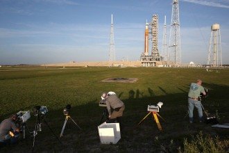 Fotógrafos de notícias instalaram câmeras remotas perto da Plataforma de Lançamento 39B para capturar o enorme foguete Artemis II -  (crédito: Foto porGREGG NEWTON / AFP)