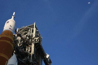 O foguete SLS com a cápsula Orion na plataforma de lançamento do Centro Espacial Kennedy em Cabo Canaveral, na Flórida, nos Estados Unidos  -  (crédito: Gregg Newton /AFP)