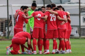 Os jogadores da Seleção do Irã se reúnem antes do amistoso com a Costa Rica. Eles querem muito disputar a Copa do Mundo -  (crédito: ADEM ALTAN / AFP)