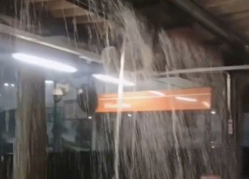 Sindimetro chama vazamento de &aacute;gua na plataforma da Esta&ccedil;&atilde;o Lagoinha de 'cachoeira' -  (crédito: Reprodu&ccedil;&atilde;o)