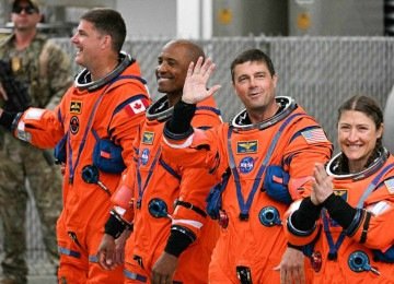 O astronauta da Agência Espacial Canadense (CSA), Jeremy Hansen, especialista da missão Artemis II, e os astronautas da NASA Victor Glover, piloto da Artemis II, Reid Wiseman, comandante da Artemis II, e Christina Koch, especialista da missão Artemis II -  (crédito: Foto porJIM WATSON / AFP)