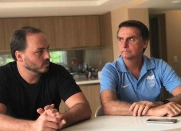 Em visita anterior, Carlos Bolsonaro compartilhou foto antiga com Jair Bolsonaro para comentar sobre pris&atilde;o domiciliar do pai -  (crédito: Reprodu&ccedil;&atilde;o/X @CarlosBolsonaro)