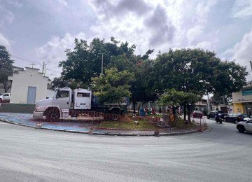Pra&ccedil;a Jornalista Janu&aacute;rio Carneiro, no bairro Copacabana, em Belo Horizonte, passa por reforma depois de caminh&atilde;o atingir fundos da capela -  (crédito: Ed&eacute;sio Ferreira/EM/D.A Press)