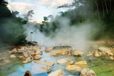 O Shanay-Timpishka, no Peru, é considerado um dos rios mais quentes do mundo e ficou conhecido no Brasil como o mais quente, devido às temperaturas que podem chegar perto de 100 °C em alguns trechos. -  (crédito: Reprodução do X @Nature_Element_)