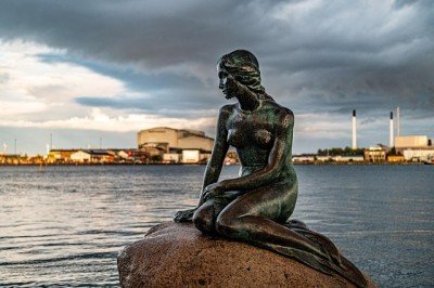 A estátua da Pequena Sereia, inspirada no conto de Hans Christian Andersen, é um dos principais pontos turísticos de Copenhague, a capital da Dinamarca. E surpreende por ser menor do que muitos imaginam. 
 -  (crédito: Imagem de BreakDown por Pixabay)