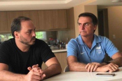Carlos Bolsonaro compartilhou foto antiga com Jair Bolsonaro para comentar sobre prisão domiciliar do pai -  (crédito: Reprodução/X @CarlosBolsonaro)