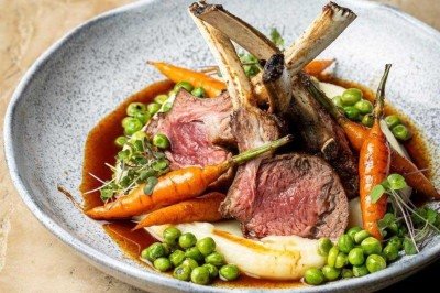 O Olivia Contemporâneo serve carré com purê de batatas, ervilhas e cenouras glaçadas 
 -  (crédito: Victor Schwaner/Divulgação)