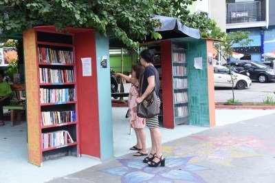 Livraria a céu aberto 'Casa do saber' na Avenida Barão Homem de Melo, 45, no Bairro Nova SuÍssa   -  (crédito:  Gladyston Rodrigues/EM)