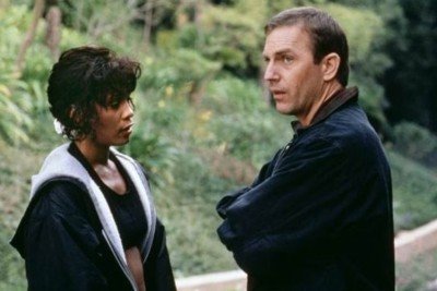 A cantora Whitney Houston fez grande sucesso no cinema com  “O Guarda-Costas” (1992), ao lado de kevin Costner (foto). Mas seu guarda-costas real foi o britânico David Roberts. E ele publicou um livro sobre o convívio com a artista, morta em 2012 aos 48 anos.
 -  (crédito: Divulgação)