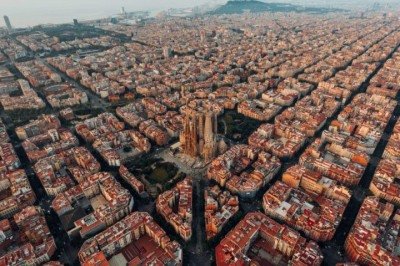 A cidade de Barcelona junta de forma harmoniosa o clima mediterrâneo com a história e a arquitetura, despertando a curiosidade de milhares de turistas. Descubra as maravilhas dessa espetacular cidade catalã.   -  (crédito: Logan Armstrong/Unsplash)