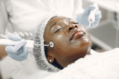 Realização do peeling deve ser sempre avaliada de forma individualizada -  (crédito: Freepik)