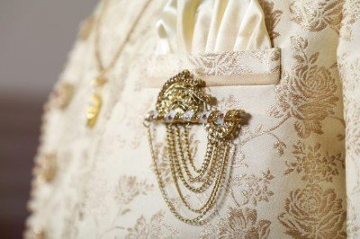 As passarelas internacionais têm confirmado uma tendência: os broches deixaram de ser vistos como acessórios antigos e bregas, voltando com força às passarelas e ao estilo urbano atual. As informações são da revista ELLE. -  (crédito: Vetrivel Viswanathar/Unsplash)