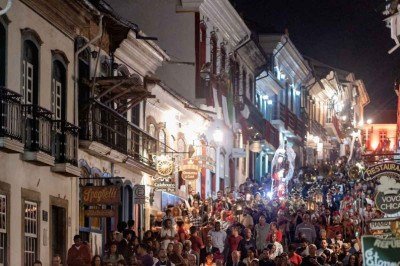 A tradicional Procissão do Encontro foi realizada no domingo (29), em Ouro Preto (MG), reunindo centenas de fiéis e visitantes -  (crédito: ANE SOUZ/DIVULGAÇÃO)