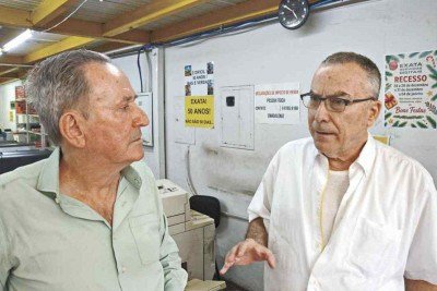 Roberto de Almeida Lorentz, dono da Copiadora Exata, ao lado do cliente Murilo Galizzi: relação de décadas -  (crédito: Tulio Santos/EM/D.A. Press)