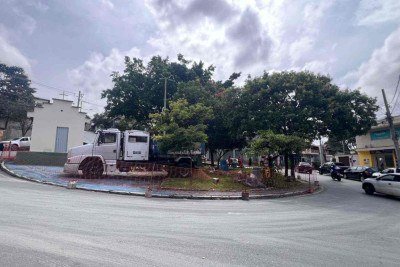 Pra&ccedil;a Jornalista Janu&aacute;rio Carneiro, no bairro Copacabana, em Belo Horizonte, passa por reforma depois de caminh&atilde;o atingir fundos da capela -  (crédito: Ed&eacute;sio Ferreira/EM/D.A Press)